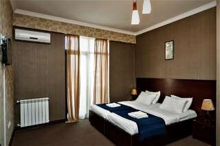Отель Hotel Sololaki Тбилиси Улучшенный двухместный номер с 2 отдельными кроватями-1